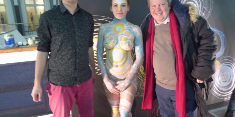 Víc takových výstav! Exponáty jsou živé sličné dámy a úplně nahé!