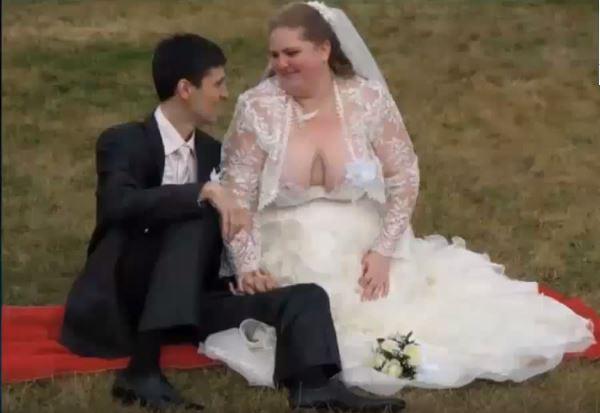 Dvacítka nejšílenějších svatebních šatů všech dob! Tohle byste si nevzali ani na maškarní!