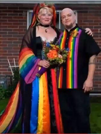 Dvacítka nejšílenějších svatebních šatů všech dob! Tohle byste si nevzali ani na maškarní!