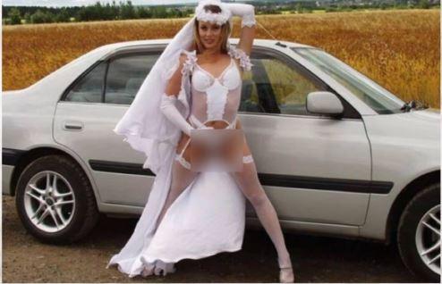 Dvacítka nejšílenějších svatebních šatů všech dob! Tohle byste si nevzali ani na maškarní!