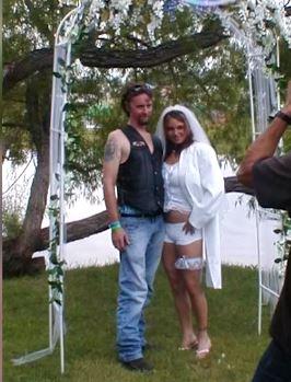 Dvacítka nejšílenějších svatebních šatů všech dob! Tohle byste si nevzali ani na maškarní!