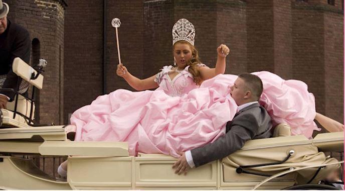 Dvacítka nejšílenějších svatebních šatů všech dob! Tohle byste si nevzali ani na maškarní!