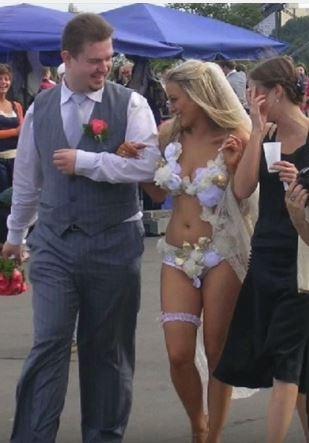 Dvacítka nejšílenějších svatebních šatů všech dob! Tohle byste si nevzali ani na maškarní!