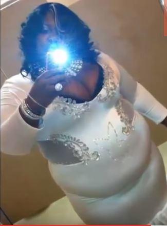 Dvacítka nejšílenějších svatebních šatů všech dob! Tohle byste si nevzali ani na maškarní!