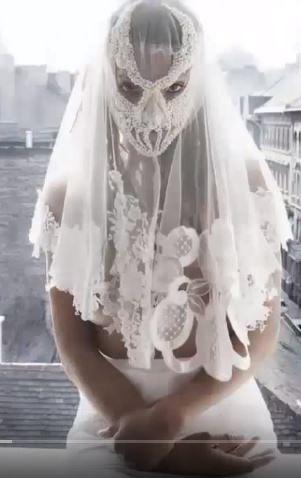 Dvacítka nejšílenějších svatebních šatů všech dob! Tohle byste si nevzali ani na maškarní!