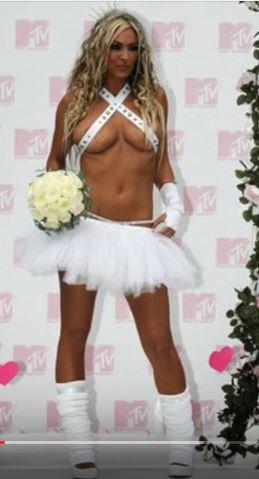 Dvacítka nejšílenějších svatebních šatů všech dob! Tohle byste si nevzali ani na maškarní!