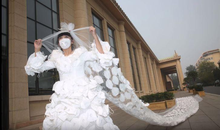 Dvacítka nejšílenějších svatebních šatů všech dob! Tohle byste si nevzali ani na maškarní!