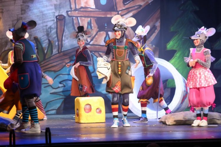 Starý kocour přišel podpořit šéfa myší