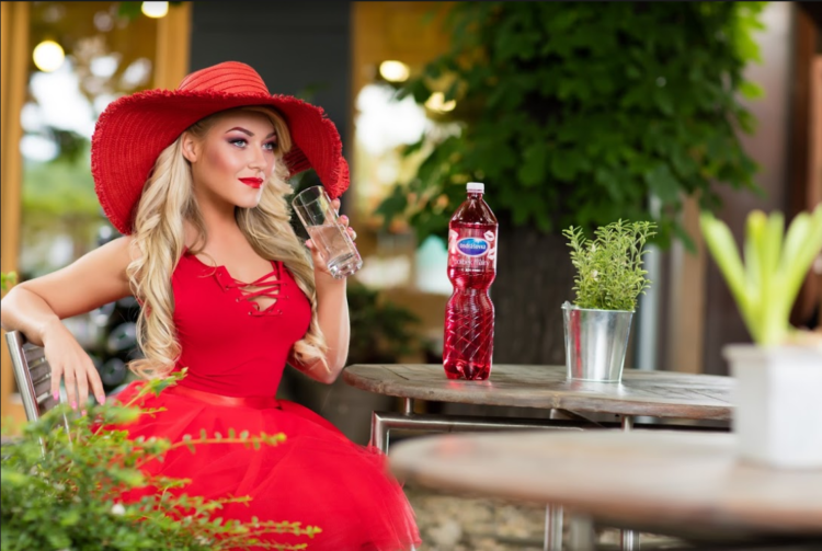 Proč je Myslivcová tak sexy? Protože dobře ví, co pít!