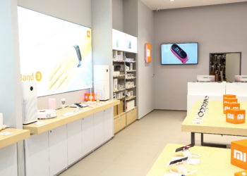 Chcete pod stromeček špičkový chytrý telefon? Zvolte Xiaomi Mi 8 Lite, zbyde vám i na další dárky