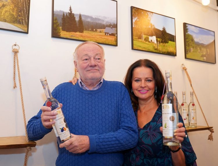 Luděk Sobota naučil svou ženu lyžovat. Na Šumavě!