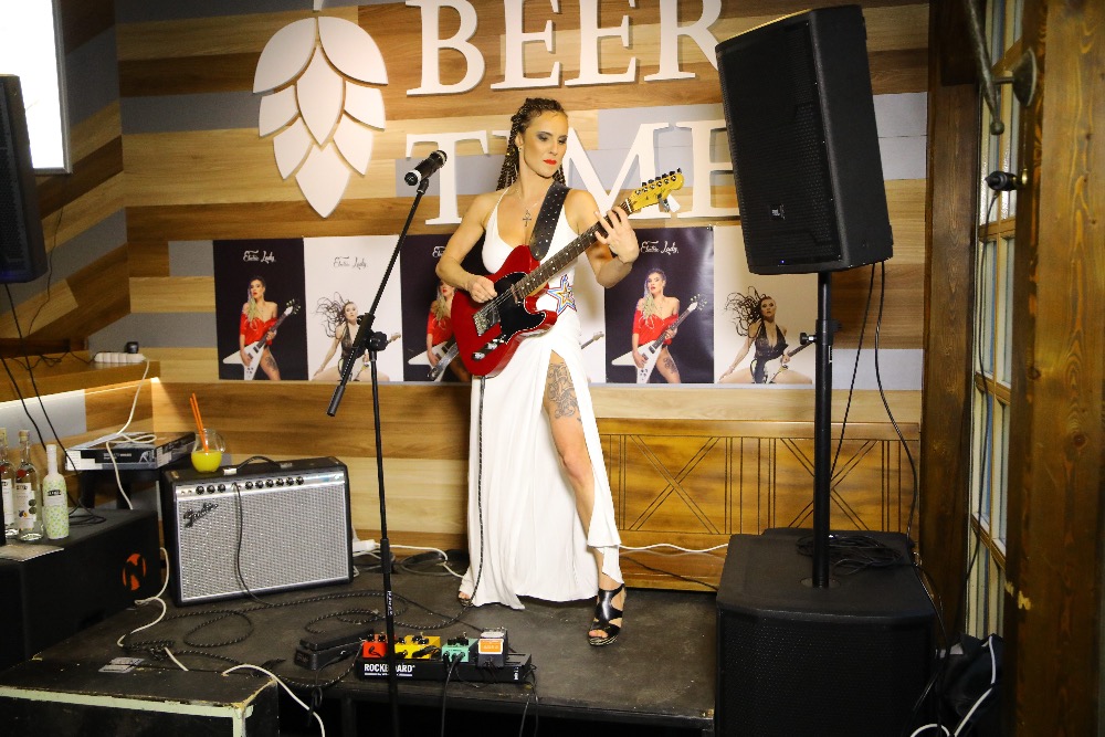 Střihavka a Brichta pokřtili klip rockerky Electric Lady