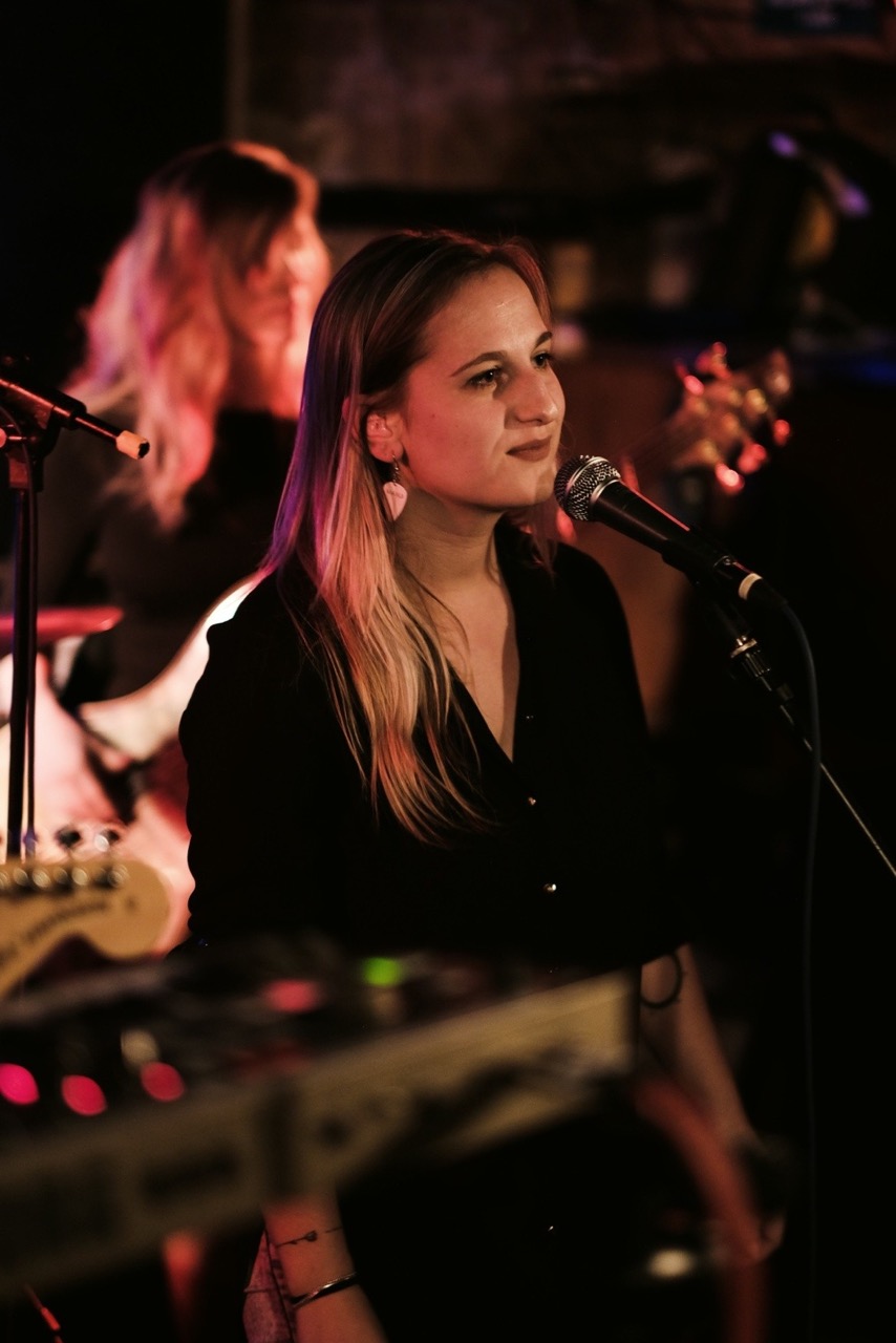 „Největší odměnou je vidět fanoušky zpívat naše texty!“ říká kapela MANU: k debutovému albu Dny, roky, vteřiny