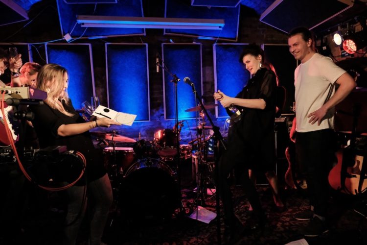 „Největší odměnou je vidět fanoušky zpívat naše texty!“ říká kapela MANU: k debutovému albu Dny, roky, vteřiny