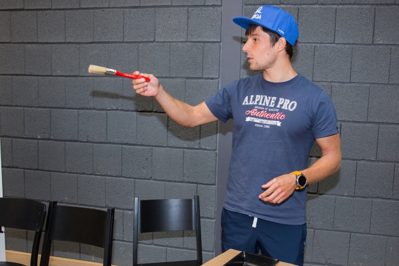 Kajakář Jirka Prskavec řádil v jiných vodách. Jak pomaloval svoji židli pro nadaci?