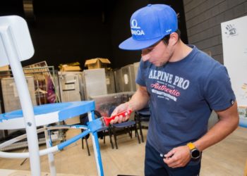 Kajakář Jirka Prskavec řádil v jiných vodách. Jak pomaloval svoji židli pro nadaci?