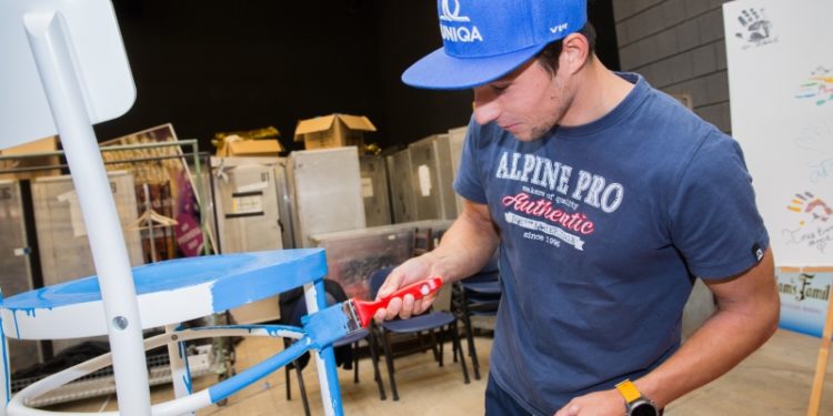 Kajakář Jirka Prskavec řádil v jiných vodách. Jak pomaloval svoji židli pro nadaci?