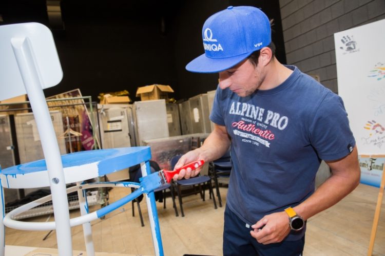 Kajakář Jirka Prskavec řádil v jiných vodách. Jak pomaloval svoji židli pro nadaci?