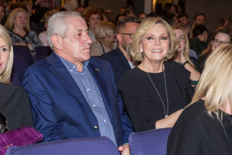 Dojatá Helena Vondráčková oplakala Kvítek mandragory. Jak přišla k zafačovanému prstu?