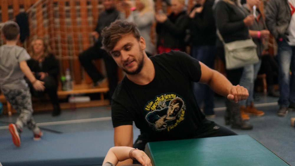 Parkourista Tary plní sny mnoha kluků. Známý youtuber pořádá kurzy i tábor