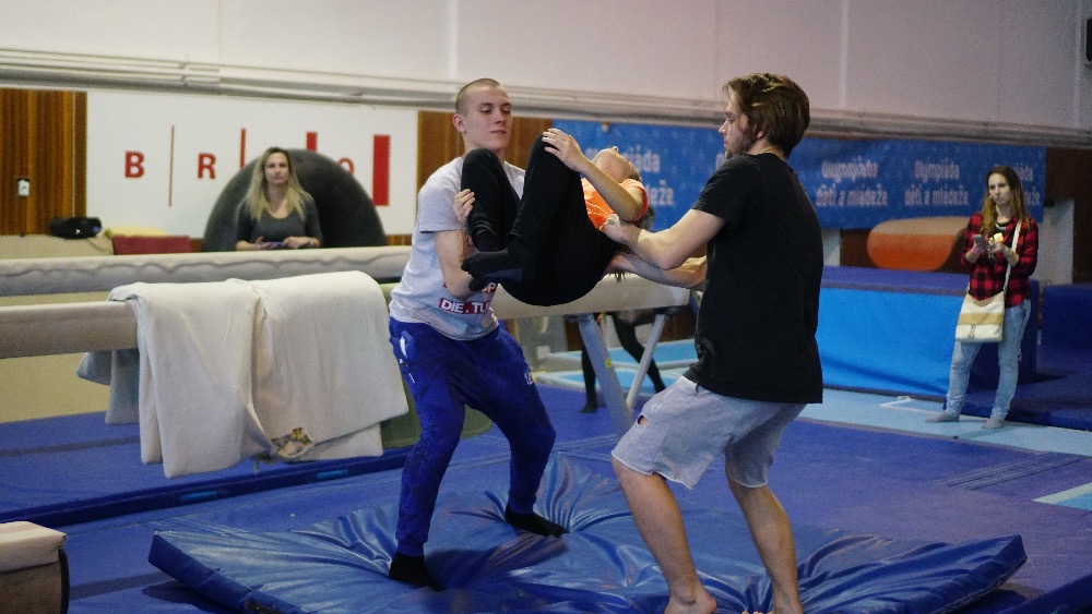 Parkourista Tary plní sny mnoha kluků. Známý youtuber pořádá kurzy i tábor