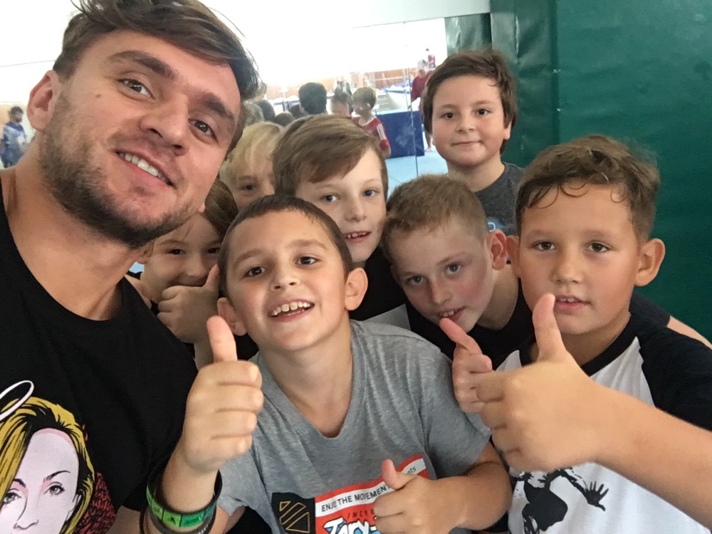 Parkourista Tary plní sny mnoha kluků. Známý youtuber pořádá kurzy i tábor