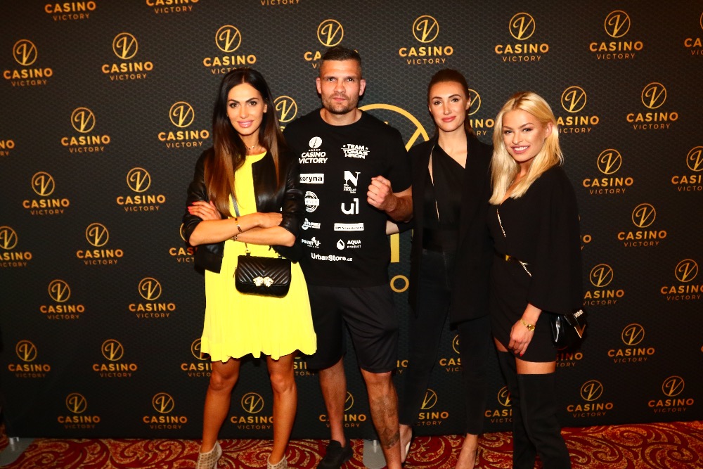 Vyčerpaná Taťána Makarenko nesedí s rukama v klíně