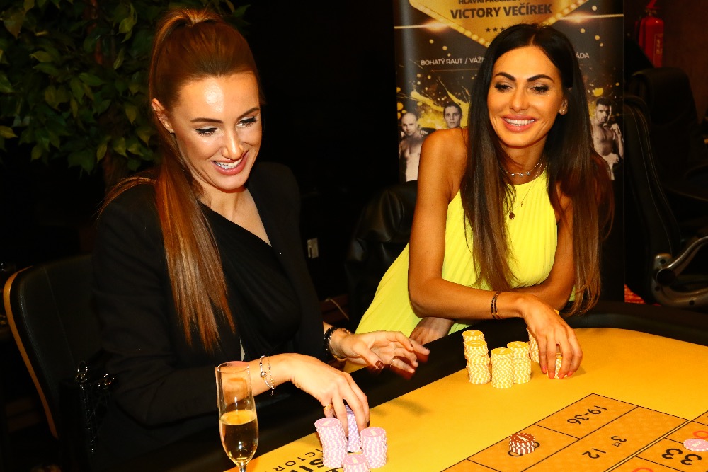 Vyčerpaná Taťána Makarenko nesedí s rukama v klíně