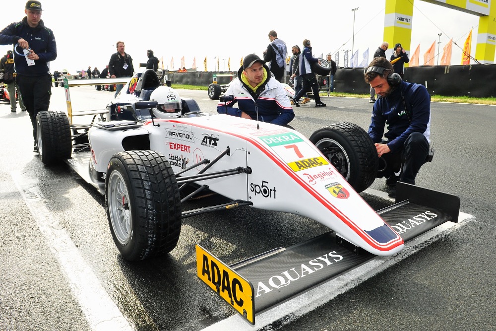 Fantastický víkend v německé F4: 15letý debutant Staněk junior vyhrál a vede šampionát!