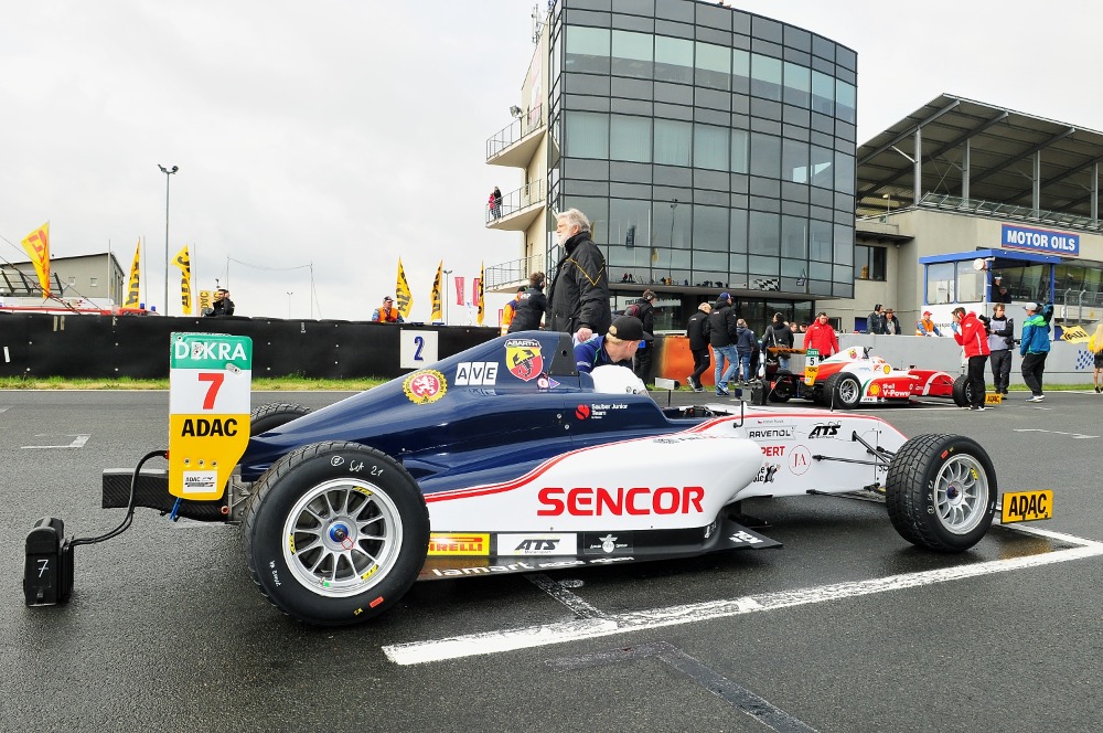 Fantastický víkend v německé F4: 15letý debutant Staněk junior vyhrál a vede šampionát!