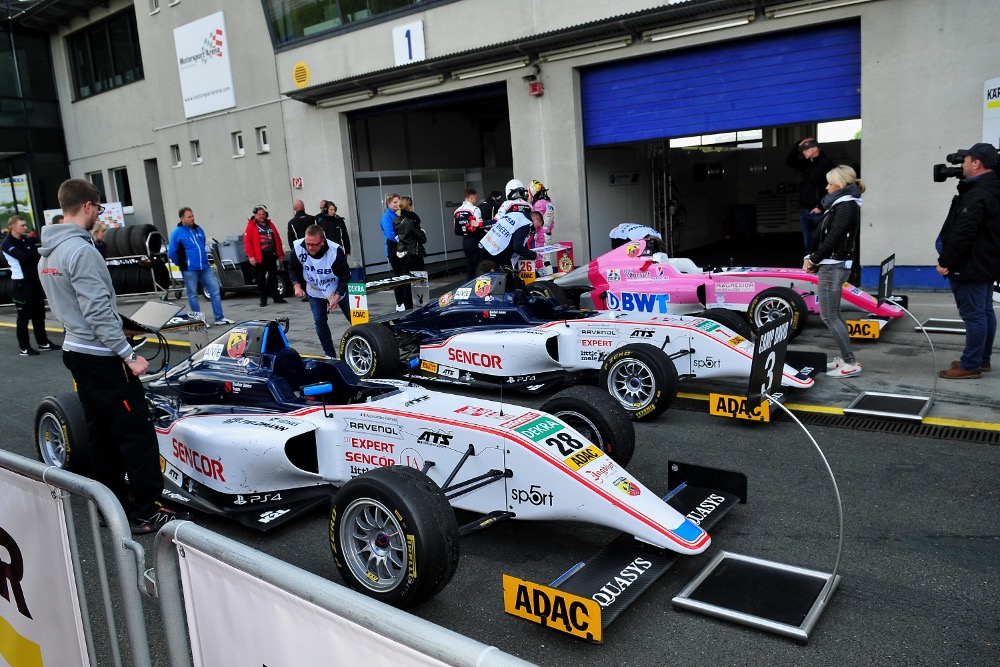 Fantastický víkend v německé F4: 15letý debutant Staněk junior vyhrál a vede šampionát!