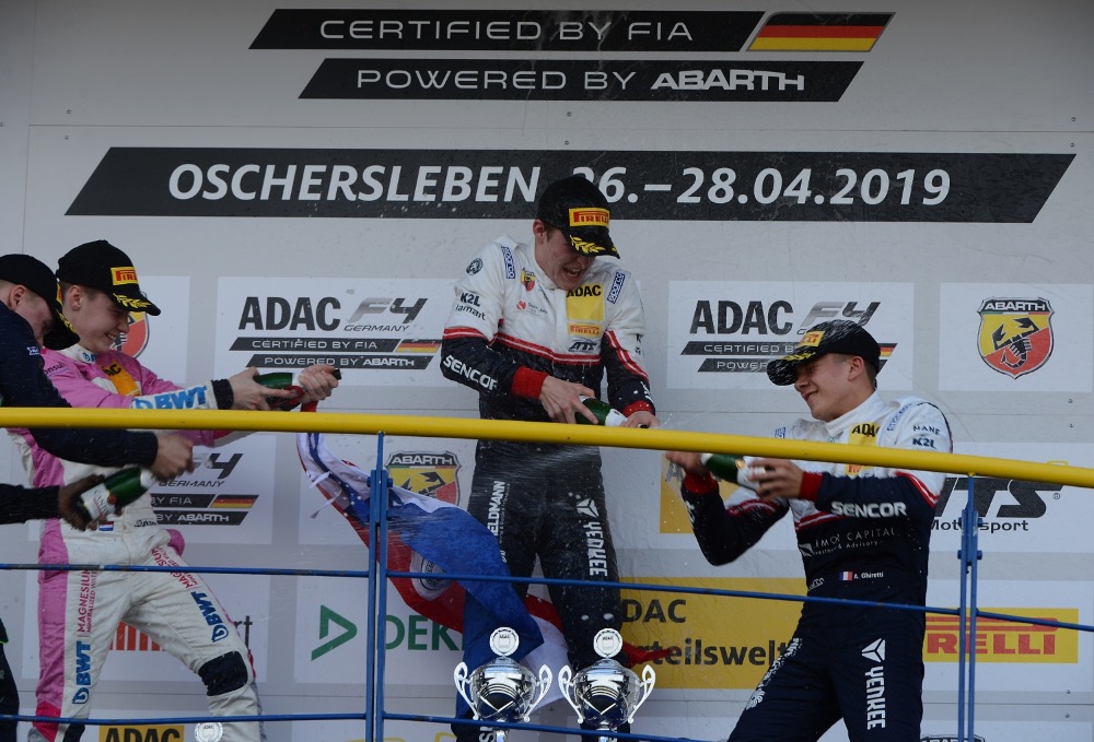 Fantastický víkend v německé F4: 15letý debutant Staněk junior vyhrál a vede šampionát!