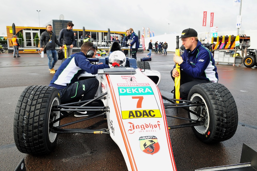 Fantastický víkend v německé F4: 15letý debutant Staněk junior vyhrál a vede šampionát!