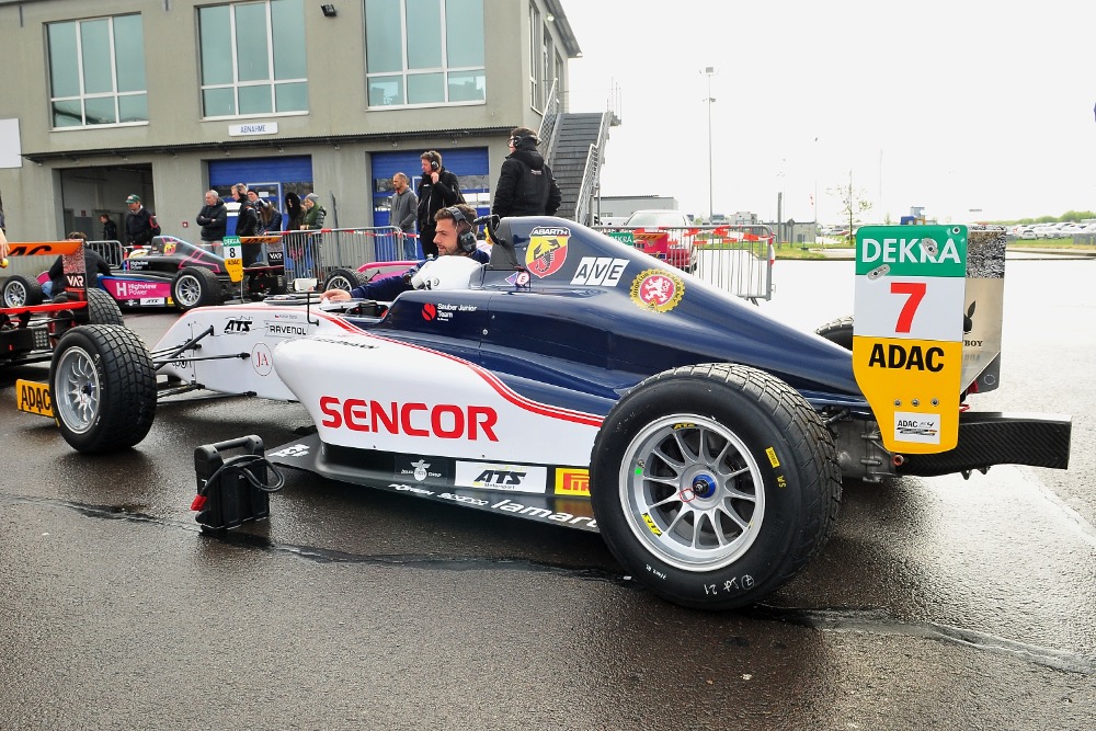Fantastický víkend v německé F4: 15letý debutant Staněk junior vyhrál a vede šampionát!