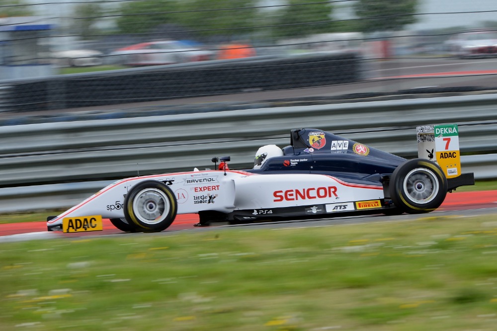 Parádní premiéra v ADAC F4: Staněk junior dojel druhý!