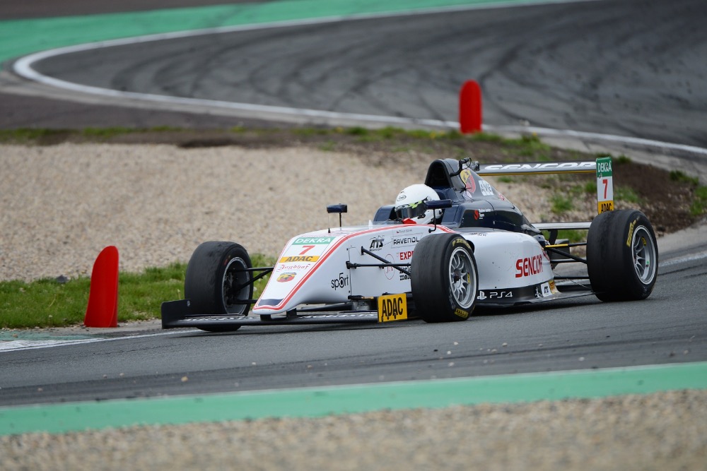 Parádní premiéra v ADAC F4: Staněk junior dojel druhý!