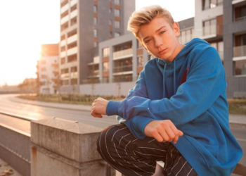 Neuvěřitelné! Mladý Tom Sean vede prestižní Kissparádu!