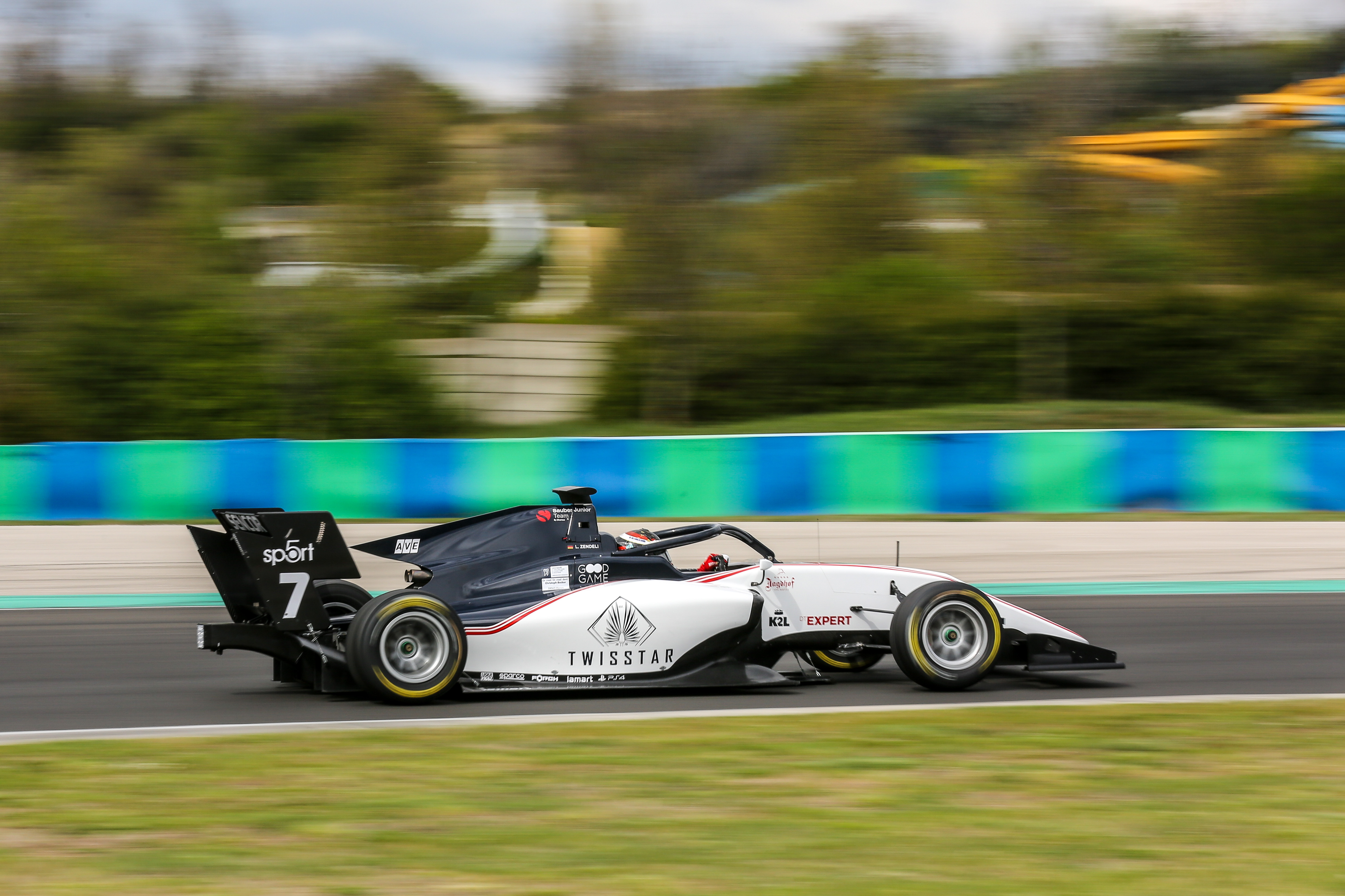 Testy F3 v Maďarsku: Charouzova stáj je připravena na start sezóny