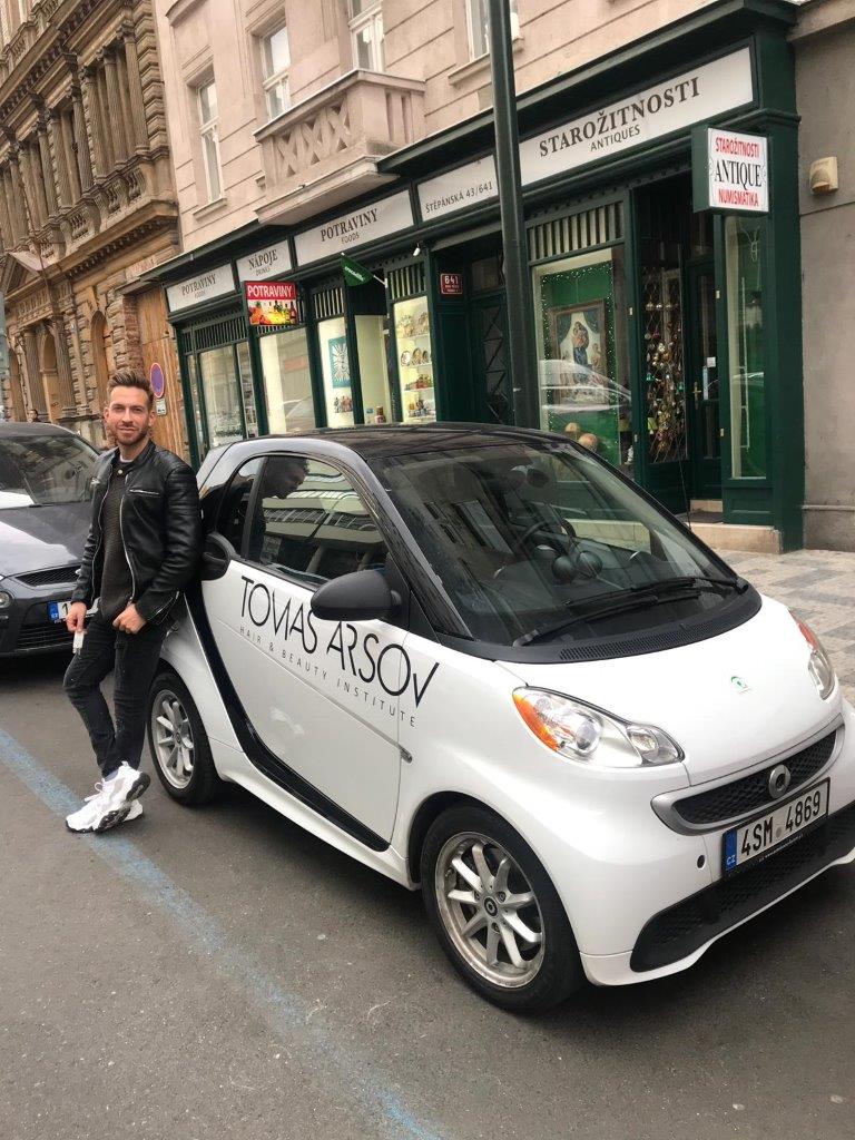 Žádné čekání u kadeřníka: Arsov zákaznícím půjčí elektrické auto!
