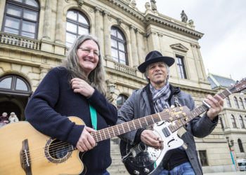 Janek Ledecký vymění klobouk za kravatu a odehraje koncerty se symfonickým orchestrem. Hostem bude Ivan Hlas