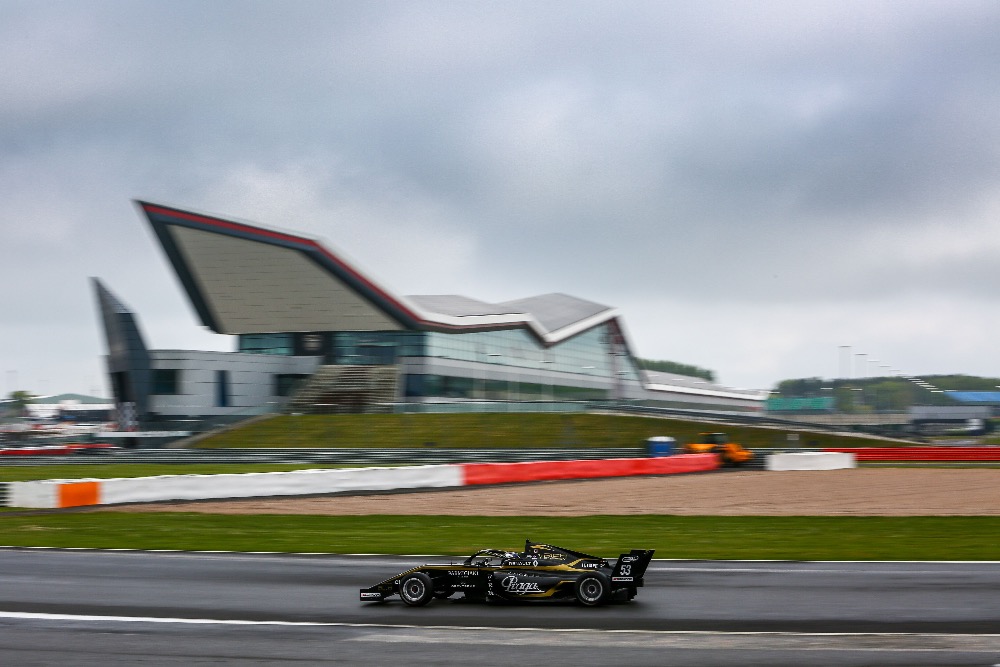 Ptáček junior na Silverstone zaválel, vybojoval své první pódium