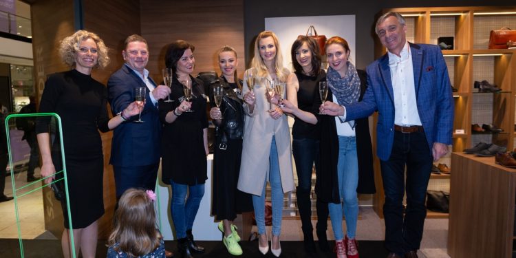 Inspekce kufrů celebrit: kdo balí půlku šatníku, a kdo naopak vystačí s málem?