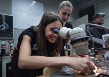 Korunka pro letošní Českou Miss je uměleckým dílem z drahých kovů a přírodních kamenů vznikla v JK Jitka Kudláčková