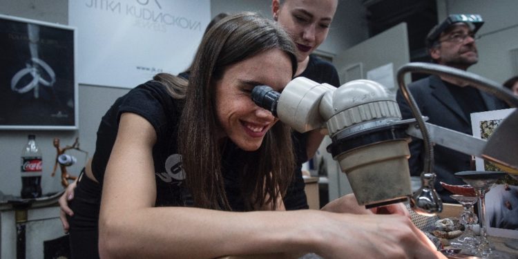 Korunka pro letošní Českou Miss je uměleckým dílem z drahých kovů a přírodních kamenů vznikla v JK Jitka Kudláčková