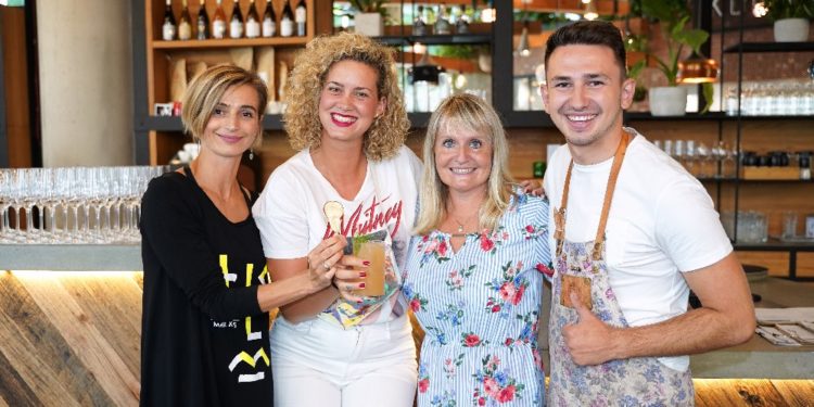 Celebrity se učily dělat koktejly z křivého ovoce a zeleniny a podpořili Potravinovou banku