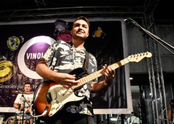 Nejen zpěvák, ale i bravurní kytarista. Koho všechno doprovází Niko Jalauzdis?