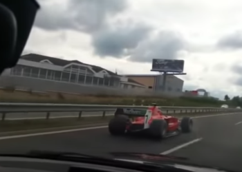 Policie hledá závodníka. Po D4 se proháněla formule