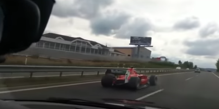 Policie hledá závodníka. Po D4 se proháněla formule