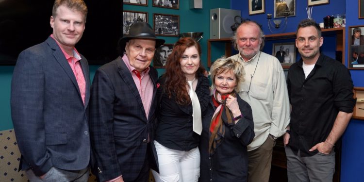 Může vyjít sázka na zastaralý formát? Seriál Čechovi aneb „český Dallas“ plný hereckých jmen je tady