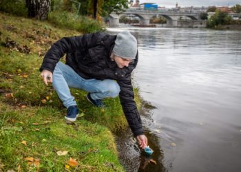 Lodičky štěstí rozsvítily Vltavu a již podruhé pomohly dobré věci